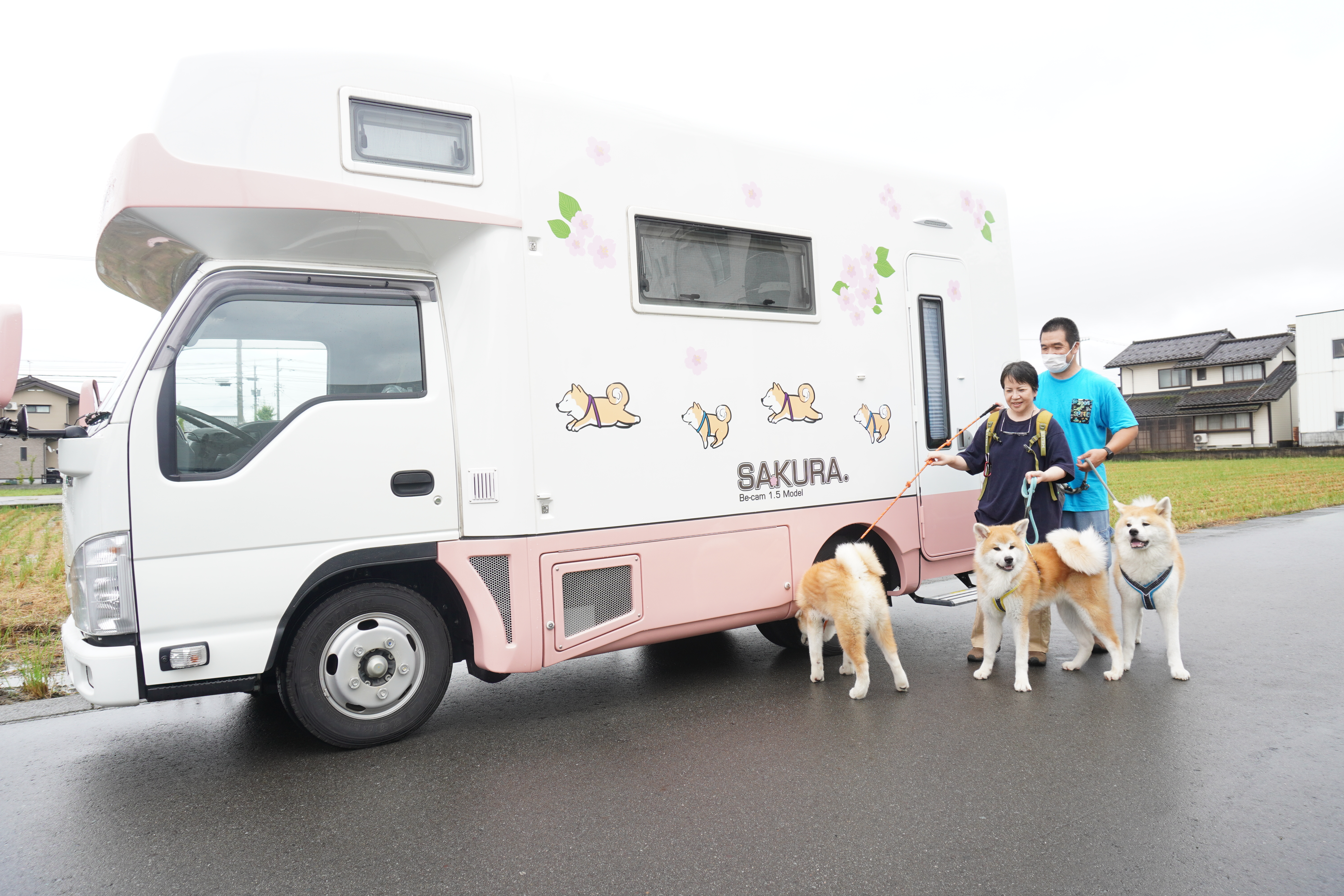 キャンピングカーを自分好みにラッピング 左右別のデザインで愛犬のイラストを貼り特別なキャンピングカーに 林広告 キャンピングカーを自分好みにラッピング 左右別のデザインで愛犬のイラストを貼り特別なキャンピングカーに 林広告
