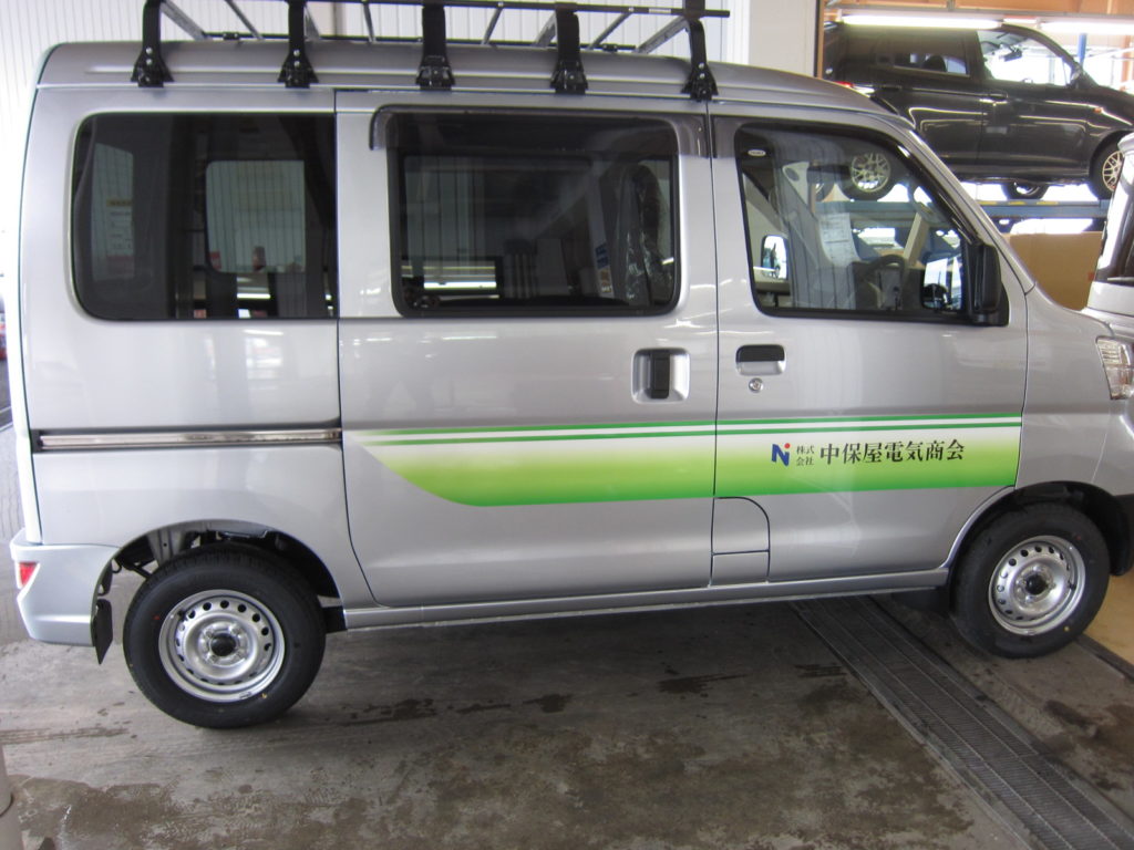 車両ラッピングをdiyすることも可能 施工時間と費用は 素朴な疑問にお答えします 林広告